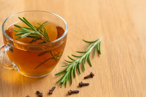 Beneficios del té de romero con clavos de olor y cómo consumirlo