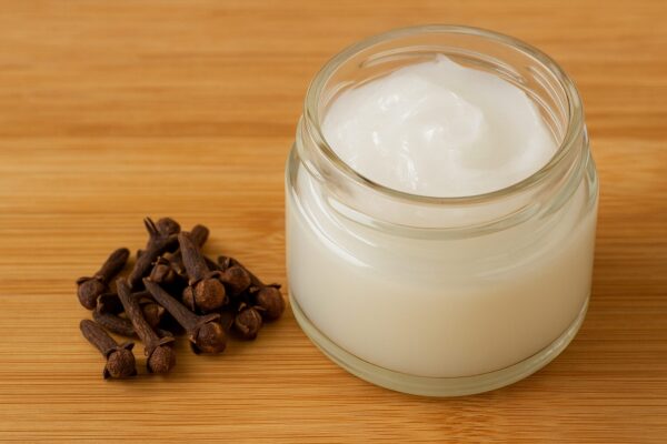 Clavos de olor y vaselina: el secreto natural para una piel radiante