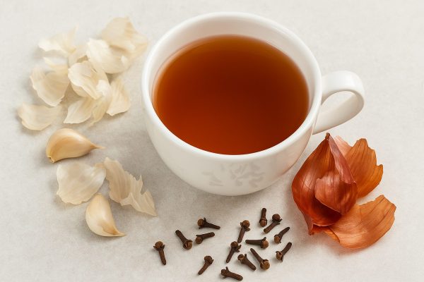 Té de cáscara de ajo, cebolla y clavo: el secreto para eliminar toxinas y mejorar tu salud