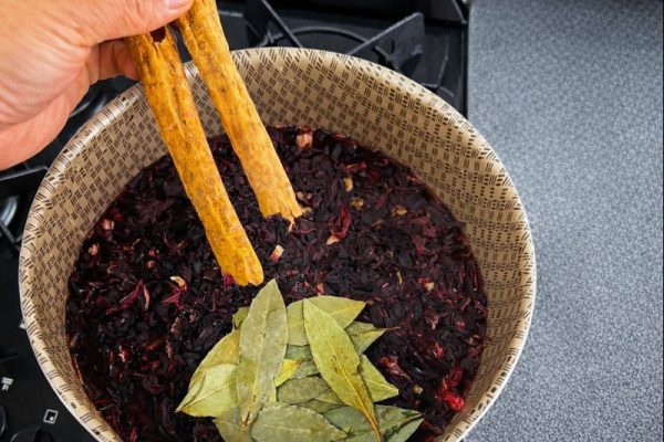 Agüita de jamaica con laurel y canela: el remedio natural que muchas mujeres están usando