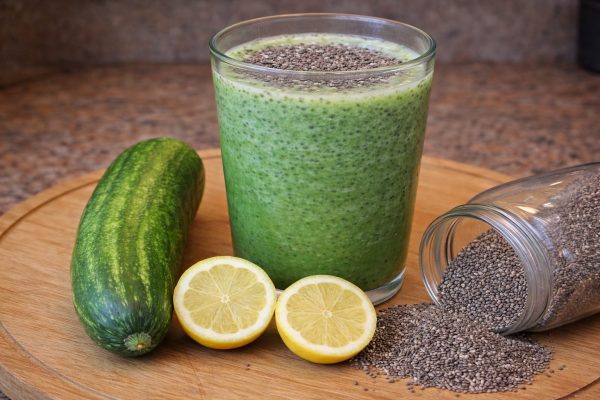 Batido natural de pepino, limón y chía para limpiar el organismo y mejorar la salud