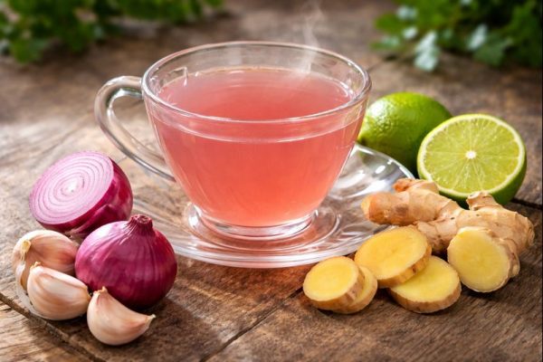 Té de cebolla, ajo, jengibre y limón: el remedio natural que fortalece el cuerpo