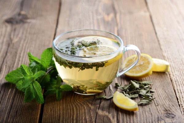 Infusión de Boldo, Hierbabuena y Limón: La Combinación Natural que Alivia la Digestión Pesada y Apoya tu Hígado
